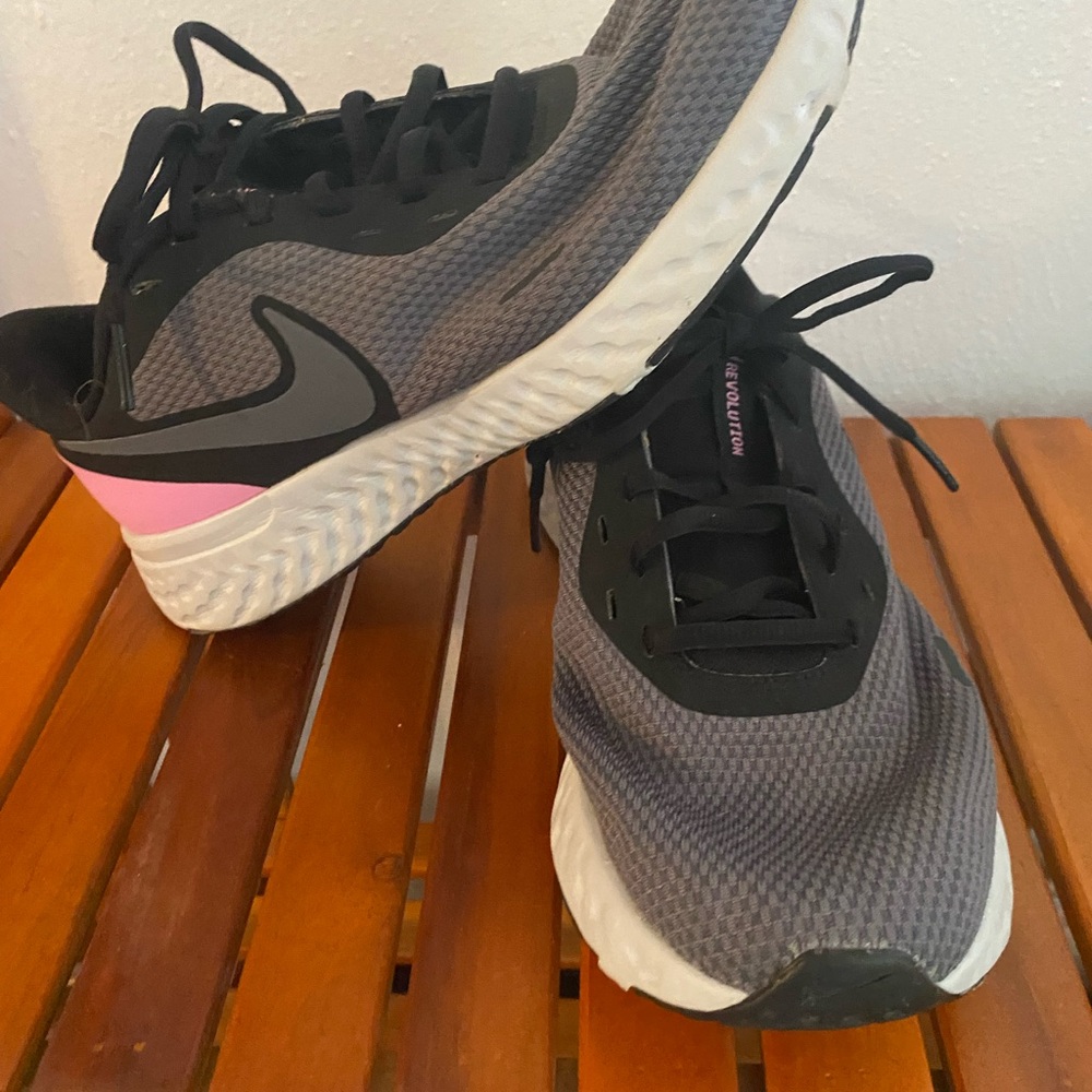 Women’s Nike Revolution 5 Psychic Pink 2019 - Size 9